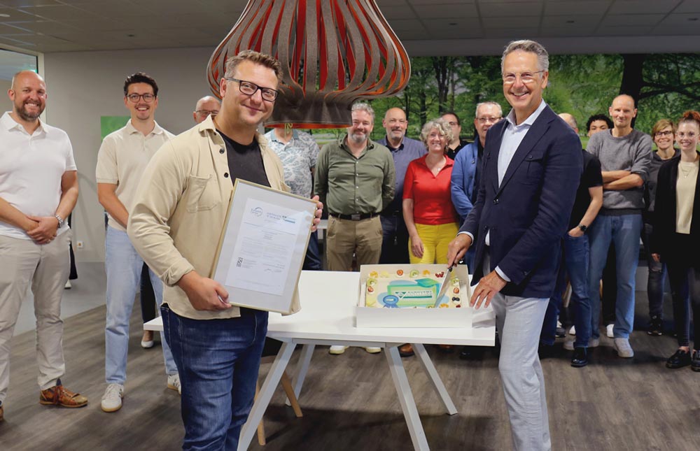 Vlint-team viert Eurovent-lidmaatschap met certificaat en taart.