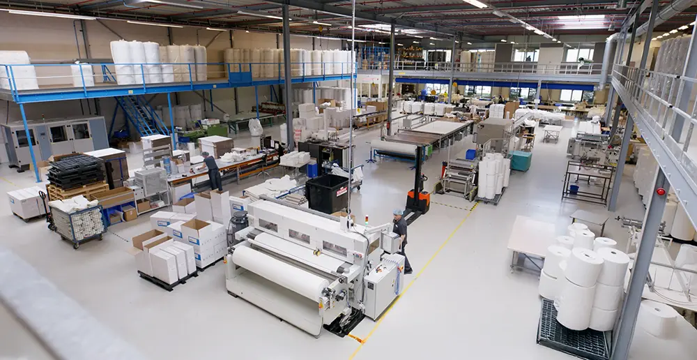 Productiefaciliteit van Vlint in Lelystad waar filtermaterialen worden verwerkt tot filters.