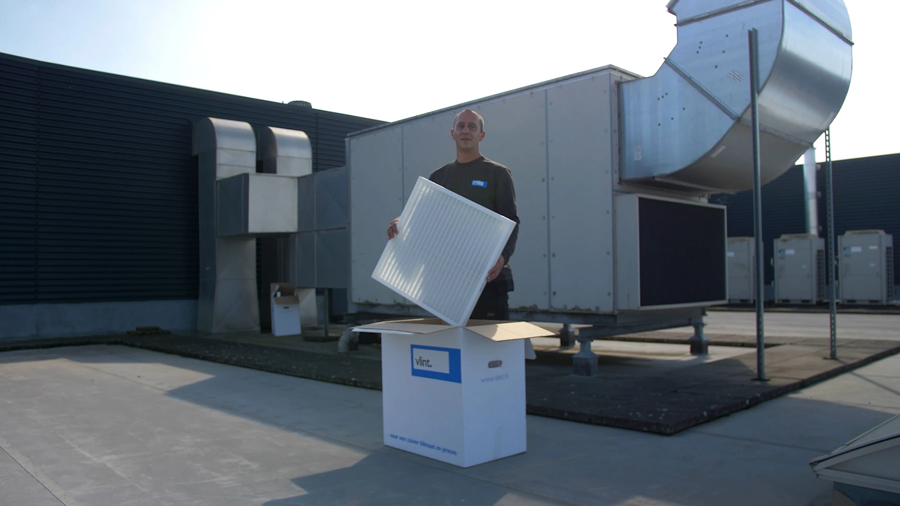 Vlint-service-monteur-filterwisseling-LBK-paneelfilter.webp