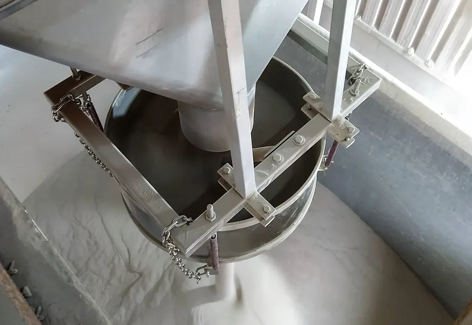 Dust Reduction Hopper bij container-, zak- en drumvulling, minimaliseert lucht, maximaliseert vulcapaciteit en beschermt productintegriteit.
