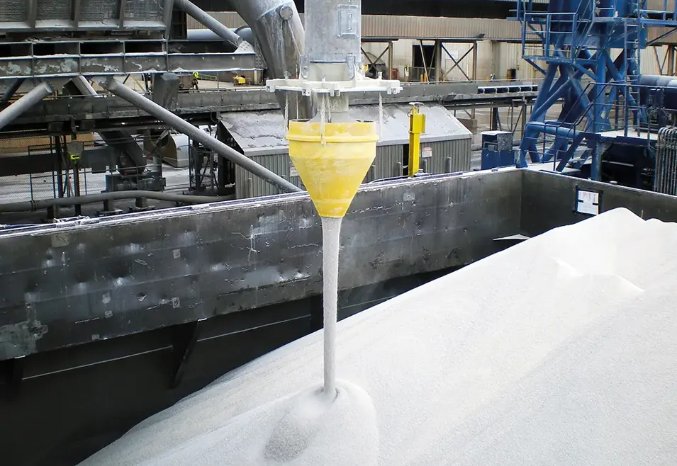 Dust Reduction Hopper in gebruik bij haven- en scheepslading van bulkproducten, stofvrije verlading beschermt omgeving en waterwegen.